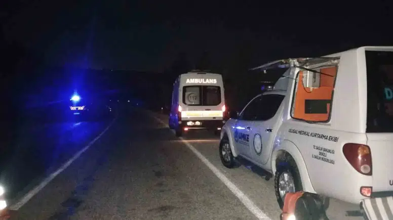 Çal’da Sürücüsüz Kaza Panik Yarattı: Araç Şarampolde, Sürücü Kayıp