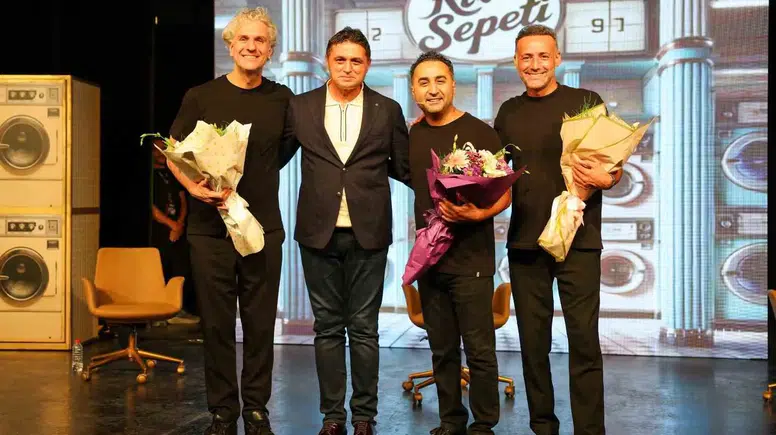 Aliağa’da Bir Ay Süren Sanat Şöleni, Zafer Bayramı Coşkusuyla Perde Kapattı