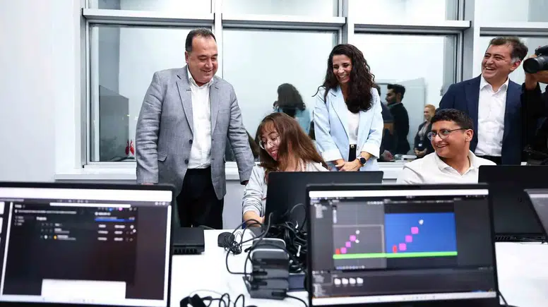 Manisa’da dijital dönüşüm rüzgarı: Genç beyinler kod dünyasına kapı araladı