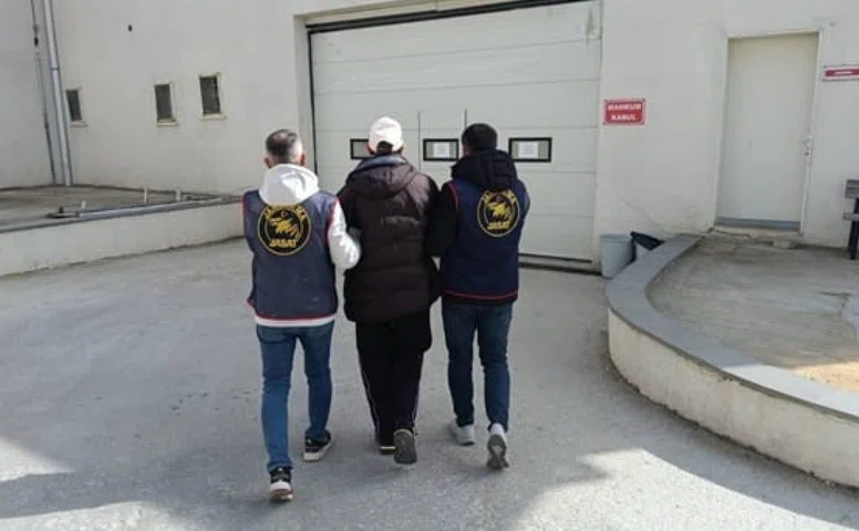 21 yıl hapis cezası bulunan dolandırıcı JASAT’tan kaçamadı