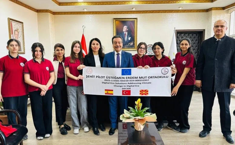 Burhaniye’de öğrenci proje ekibi Kaymakam Atilla’yı ziyaret etti