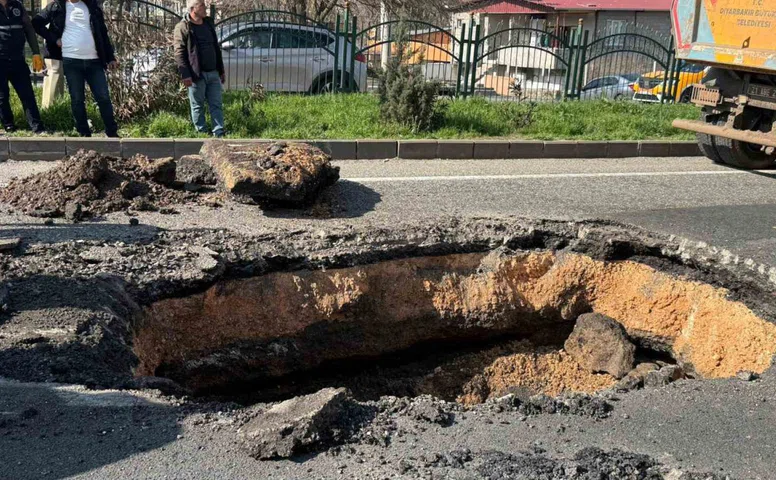 Diyarbakır’da yol çöktü, facianın eşiğinden dönüldü