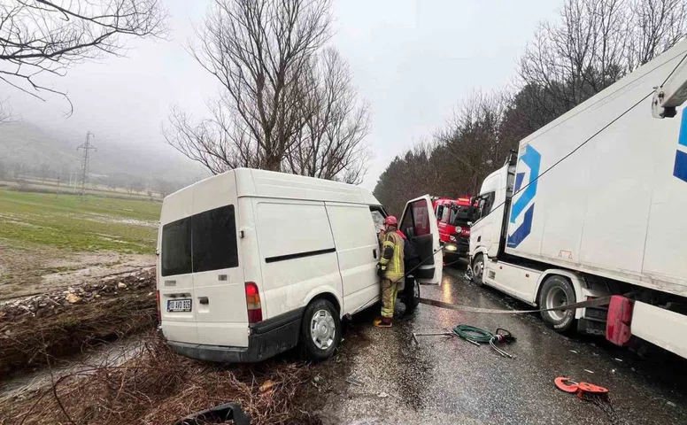 İzmir’de otomobil ile tır çarpıştı: 2 yaralı