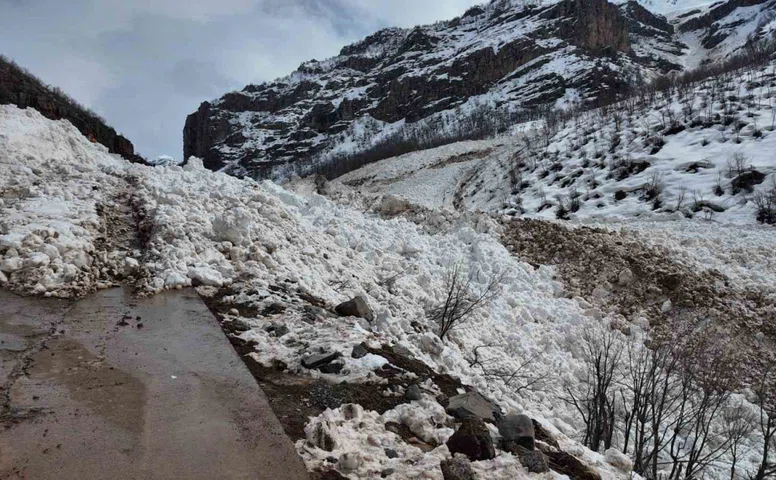 Şırnak’a son dönemlerin en büyük çığı düştü