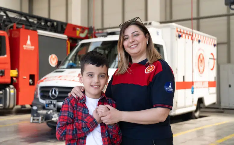 Yangında hayat kurtarıyor, evde oğlunun umudu oluyor