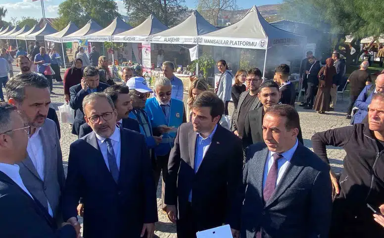 Alaşehir rüzgarı İzmir’de esti: Bakan Kasapoğlu yöresel stantta incelemelerde bulundu