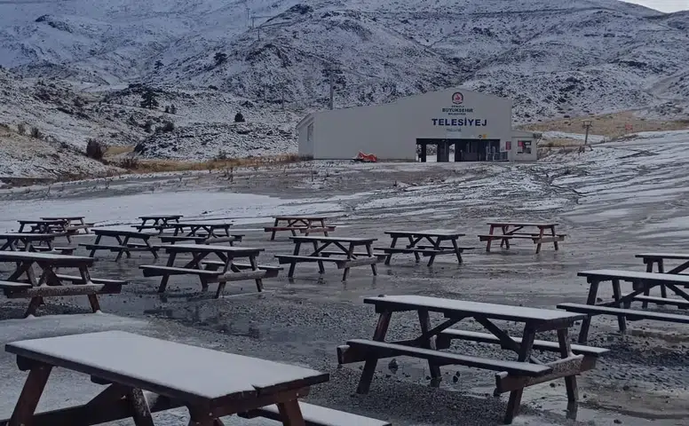 Denizli'de kartpostallık görüntüler: Zirveler mevsimin ilk karıyla tanıştı