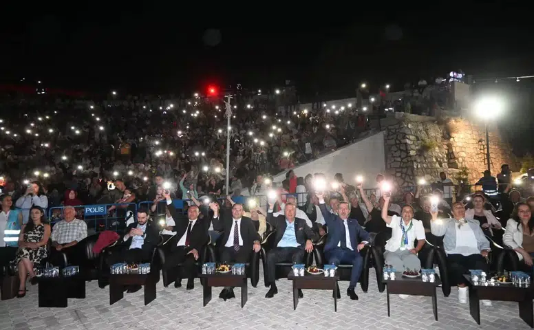 Çay ilçesinde festival coşkusu: Vişne ve Eber Sarısı görücüye çıktı