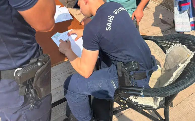 Marmaris sahillerinde skandal görüntü: Kılıç balığını kıyıya sürükleyen kişiye ceza yağdı