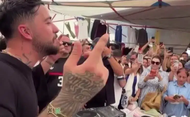 Domatesin yanına ritim, iç çamaşırı reyonuna DJ seti: Mahmut Orhan Alaçatı'yı salladı