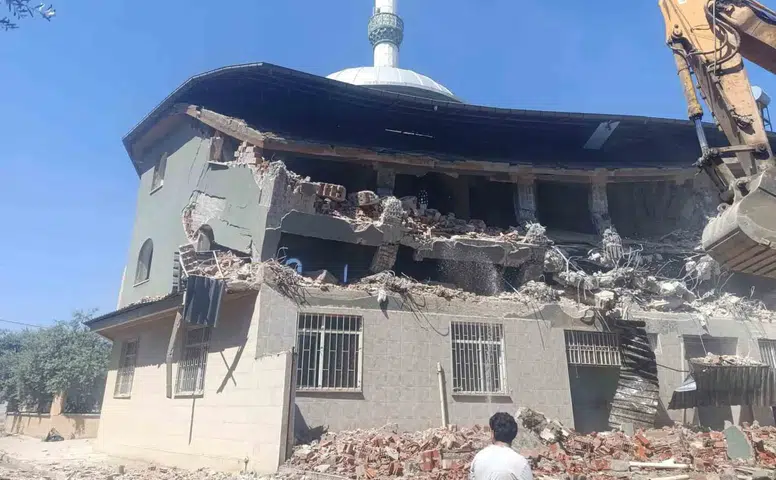 Salihli'de 28 yıllık ibadethanede korkutan tablo: Kolonlar çürüyünce yıkım başladı
