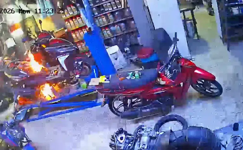 Alev Alan Motosiklete Müşteriden Nefesli Müdahale: O Anlar Kamerada