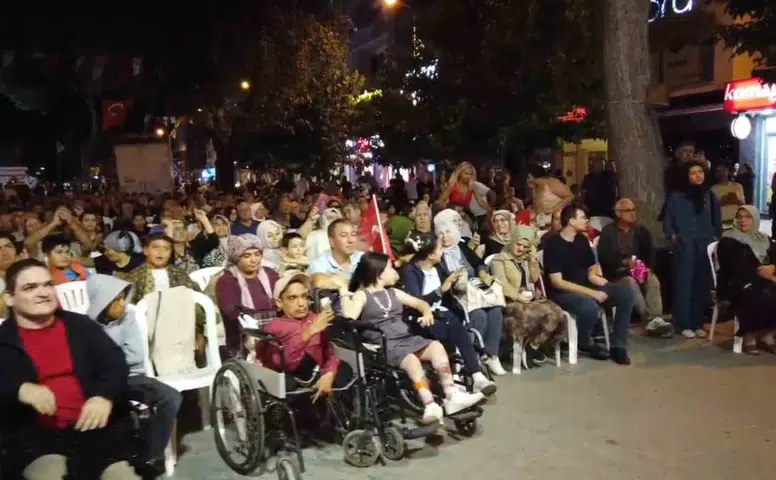 Makam Koltuğunu Çocuklara Kaptırdı, Ayakta Alkışlandı: Başkan Dere’den Örnek Davranış