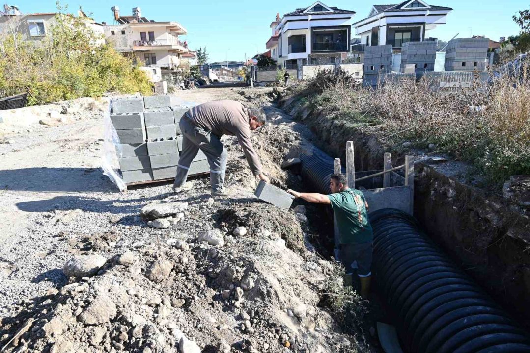 Kemer Kuzdere’de yağmur suyu drenaj hattı çalışmaları 4