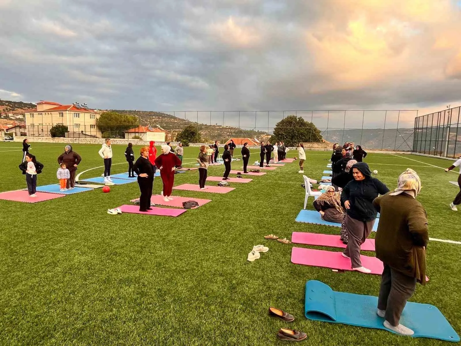 Güney'de sporla gelen huzur: Kadınlar matlarını yeşil sahaya serdi