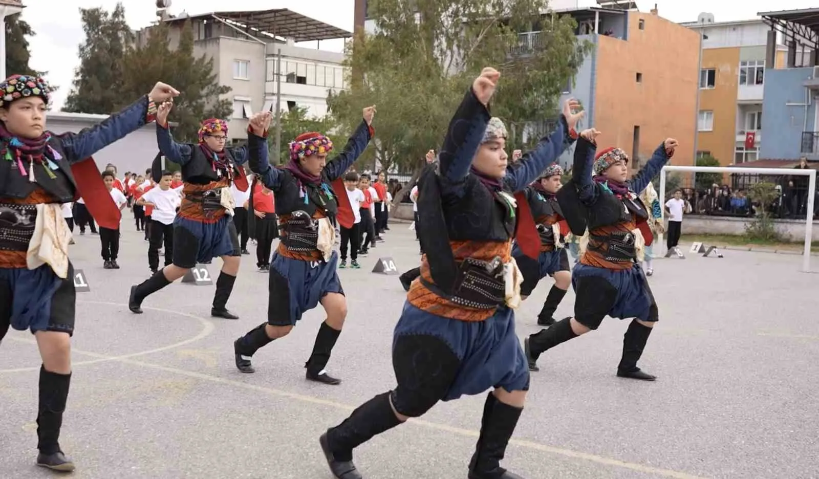 Buca’da 400 öğrenci tek yürek oldu: Gökyüzünden Cumhuriyet mesajı