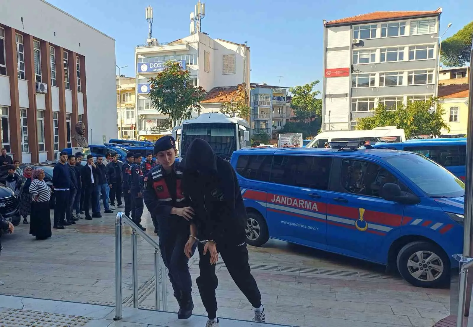 Aydın’da zehir tacirlerine büyük darbe: 98 gözaltı adliyeye sevk edildi