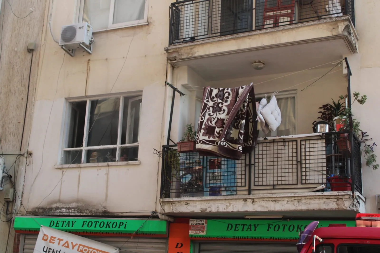 Efeler'de korkutan mutfak kazası: Yemek ocakta unutulunca ev alevlere teslim oldu
