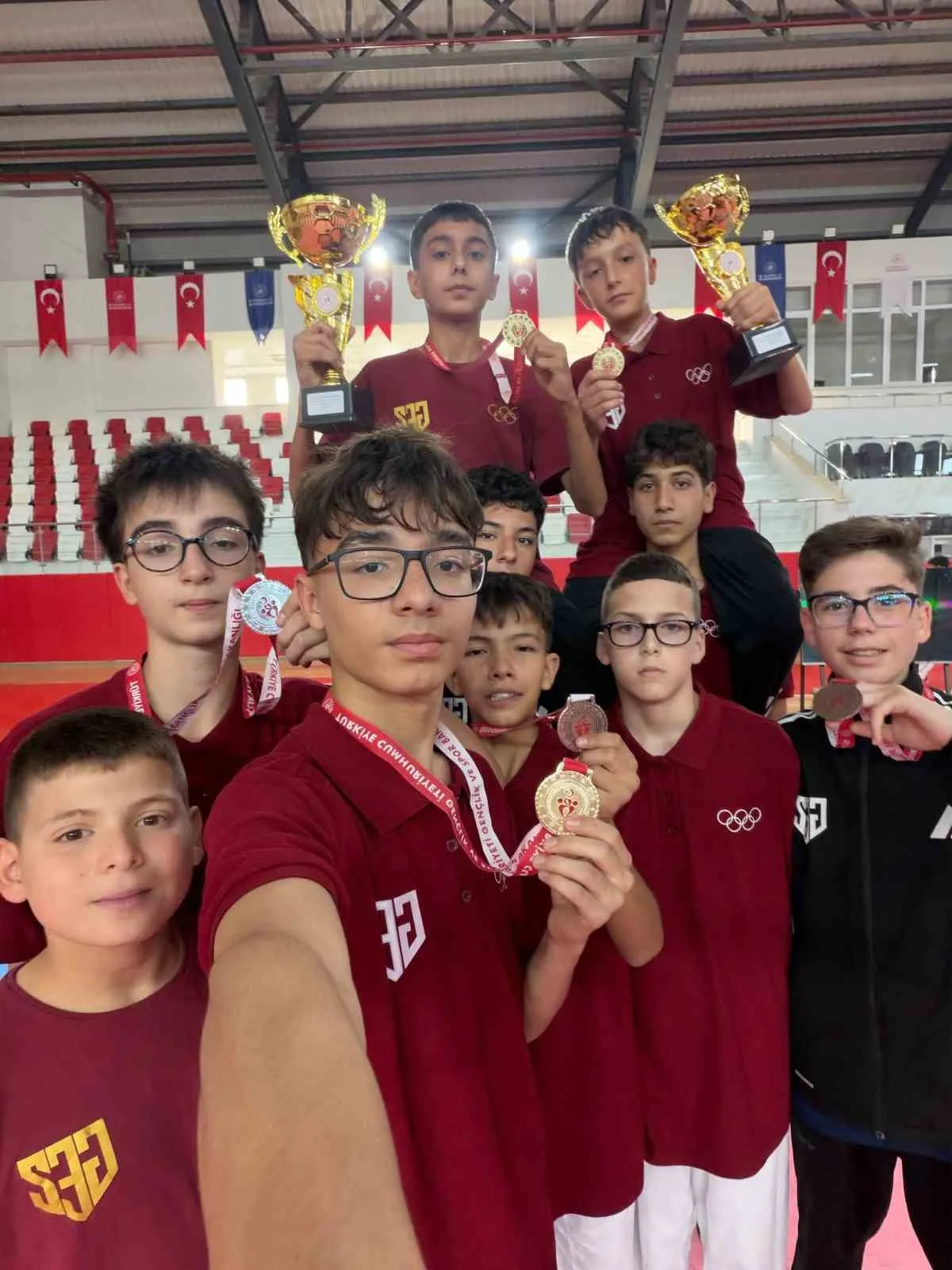 Aydınlı sporcular Kütahya'dan şampiyonluk kupasıyla döndü