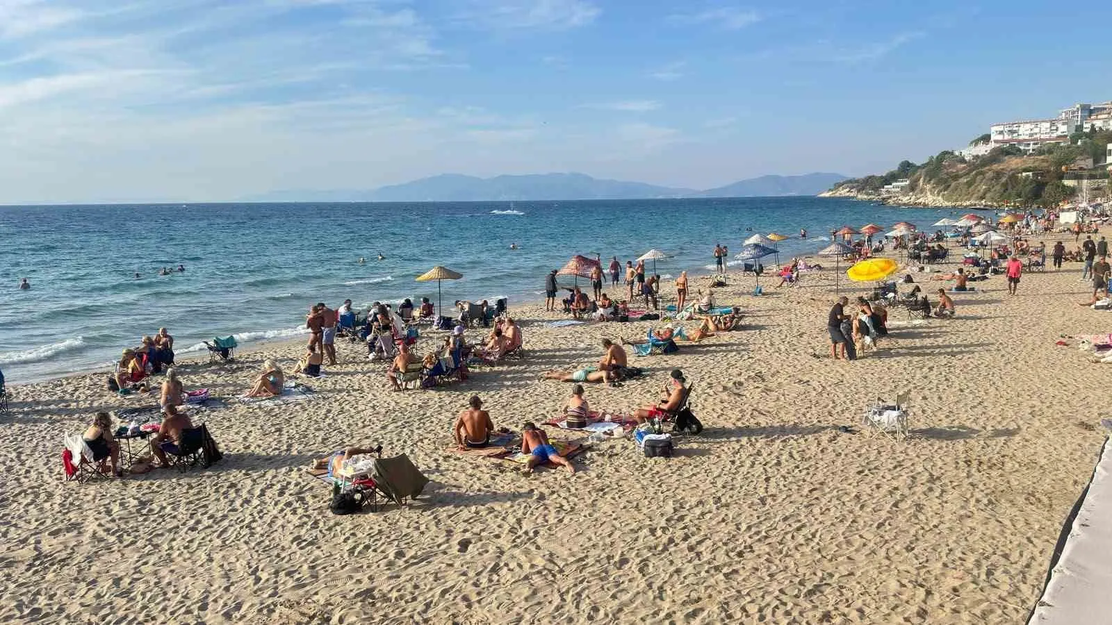Kuşadası'nda takvimler Ekim'i gösterdi ama deniz keyfi bitmedi