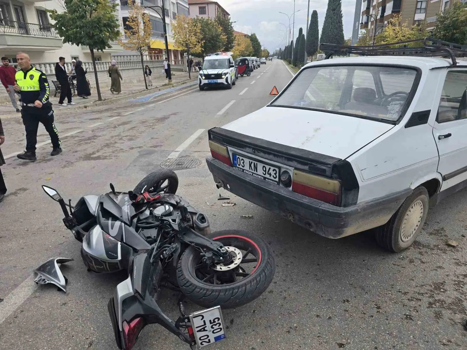 Afyonkarahisar'da trafik kazası: Otomobille çarpışan motosikletli yaralandı