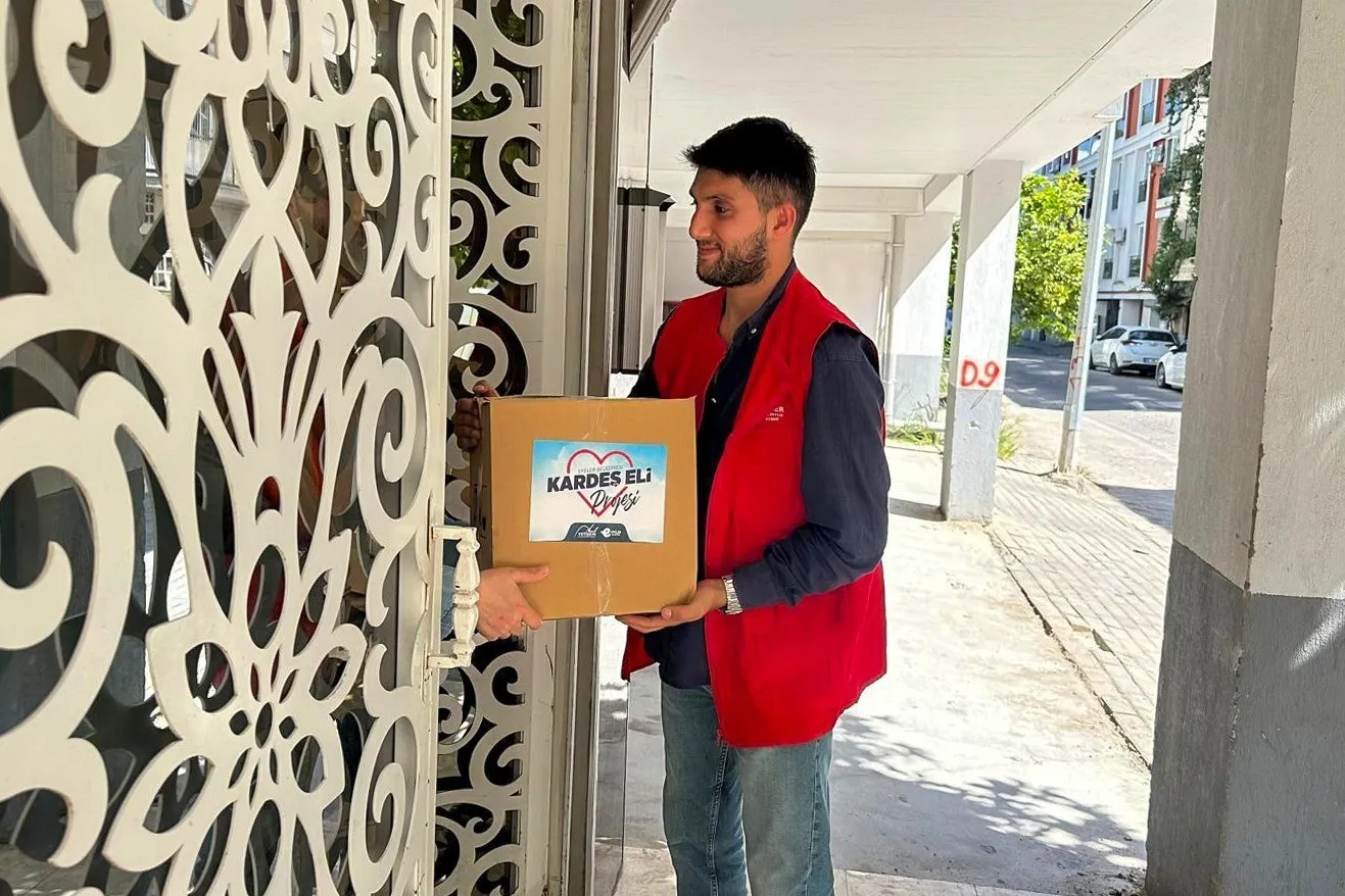 Efeler'de dayanışma rüzgarı: Başkan Yetişkin'den ihtiyaç sahiplerine sıcak el
