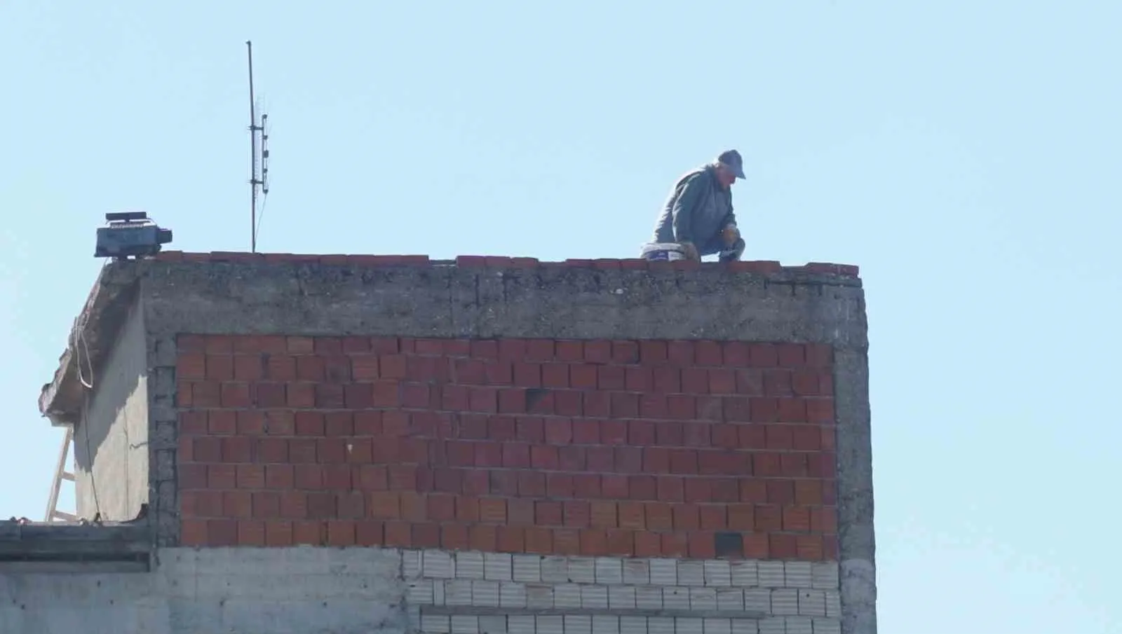 İzmir'de çatıda korkutan ihmal: Metrelerce yükseklikte canlarını hiçe saydılar