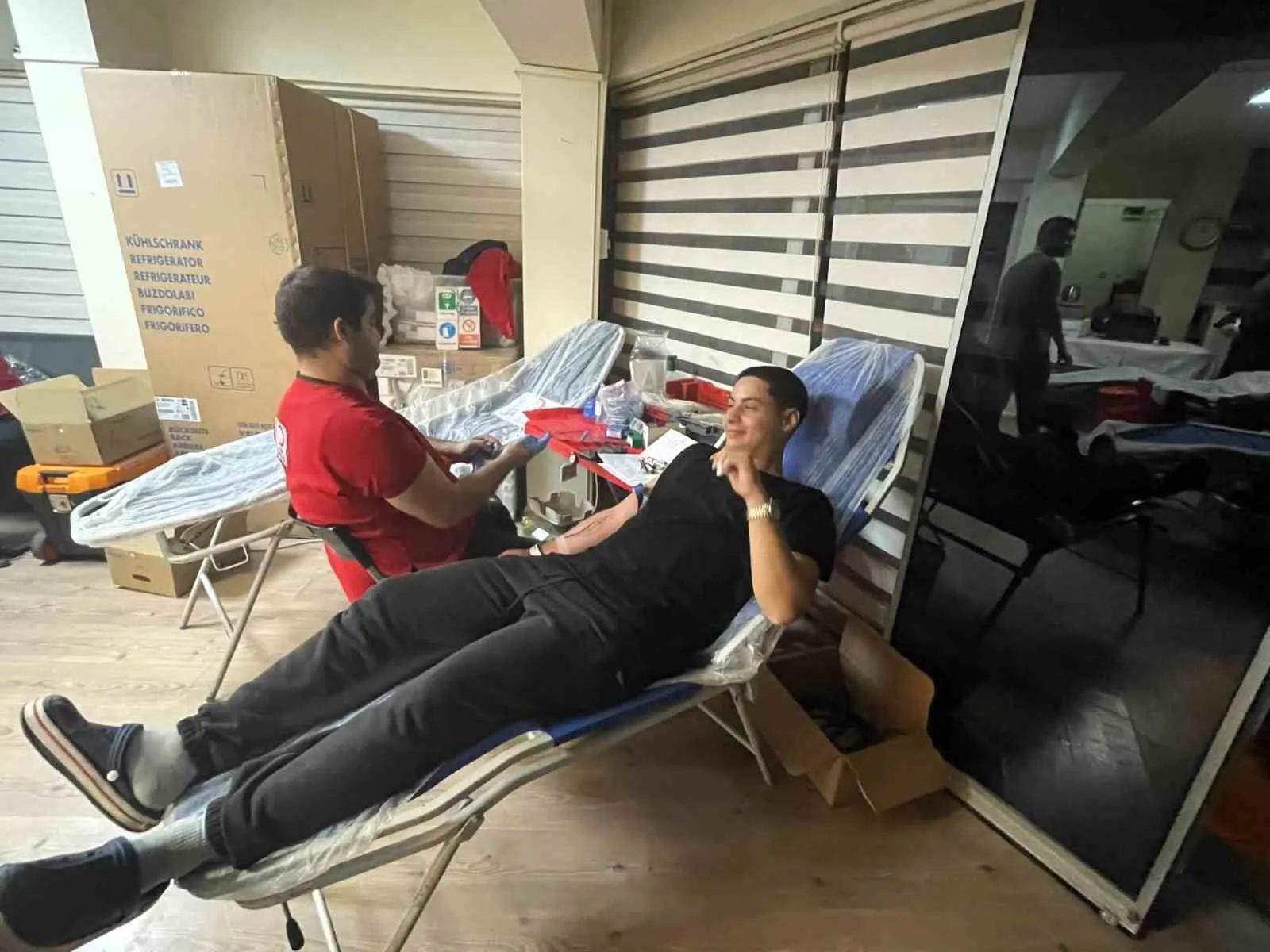Manisa'da yurtlar iyilik için birleşti: Gençlerden Kızılay'a anlamlı destek