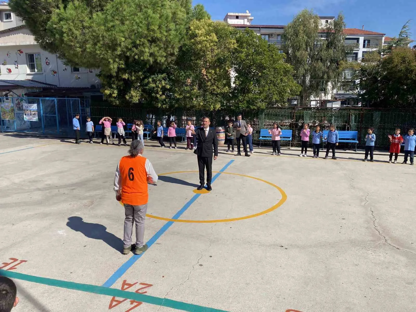 Manisa'da okul bahçesi pazar yerine döndü: Müdür Uğurelli minik esnafla tezgah başına geçti
