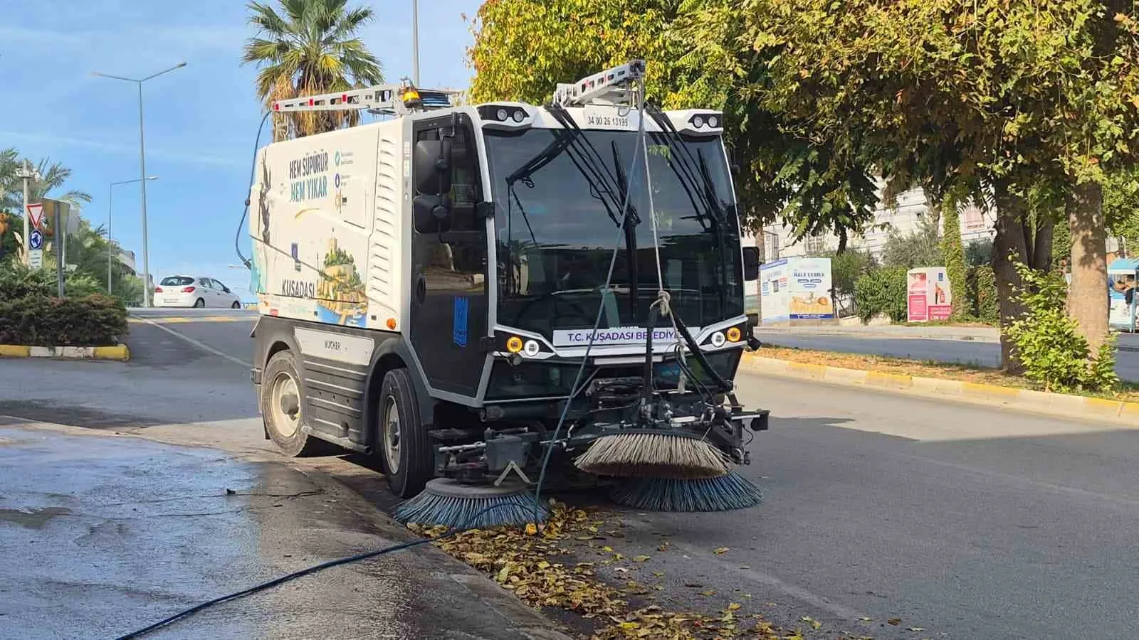 Kuşadası sokaklarında temizlik mesaisi: Küçük dev iş başında