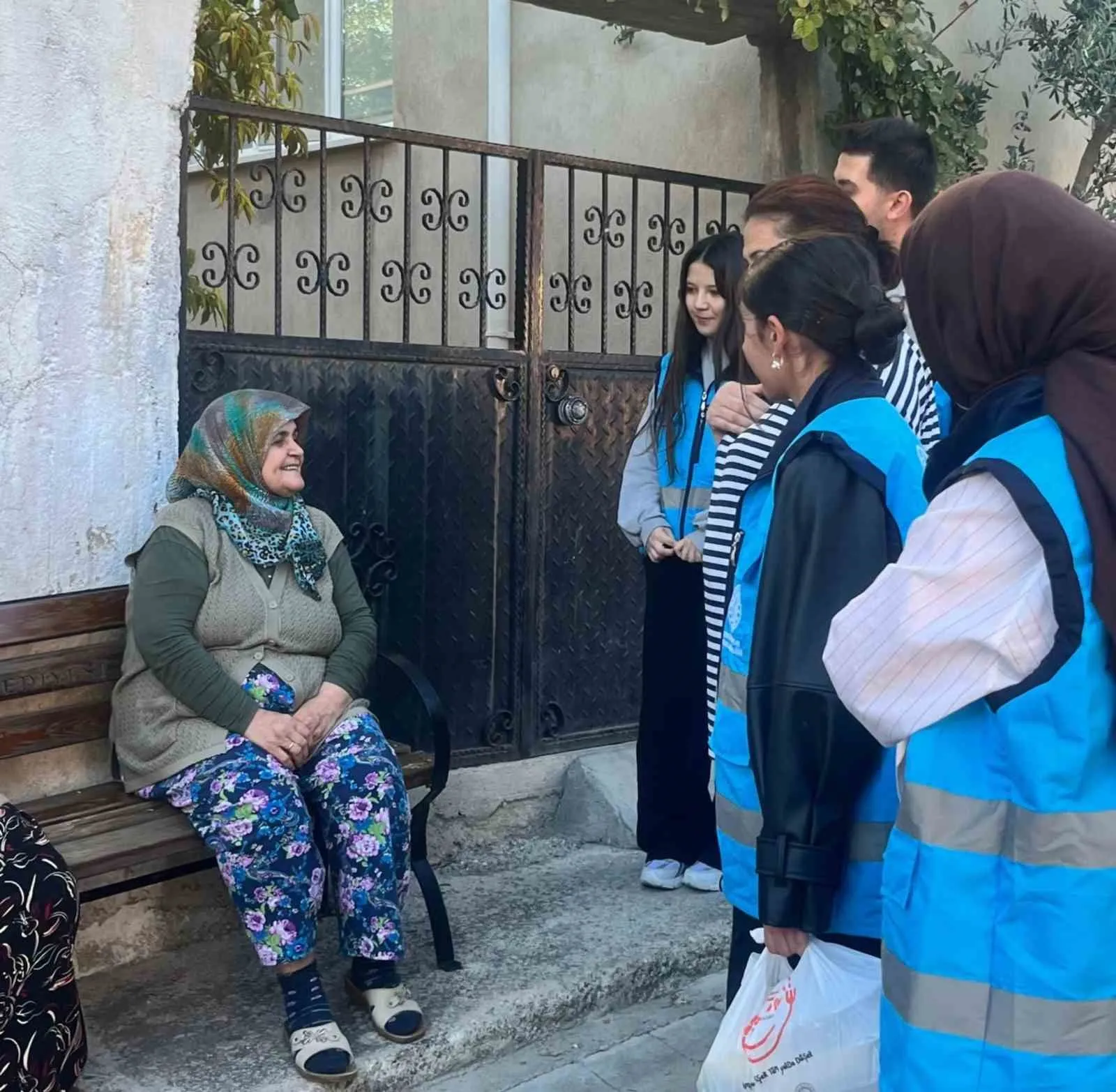 Manisa'da üniversiteli gençler yaşlıların hem eli hem de gönül dostu oldu