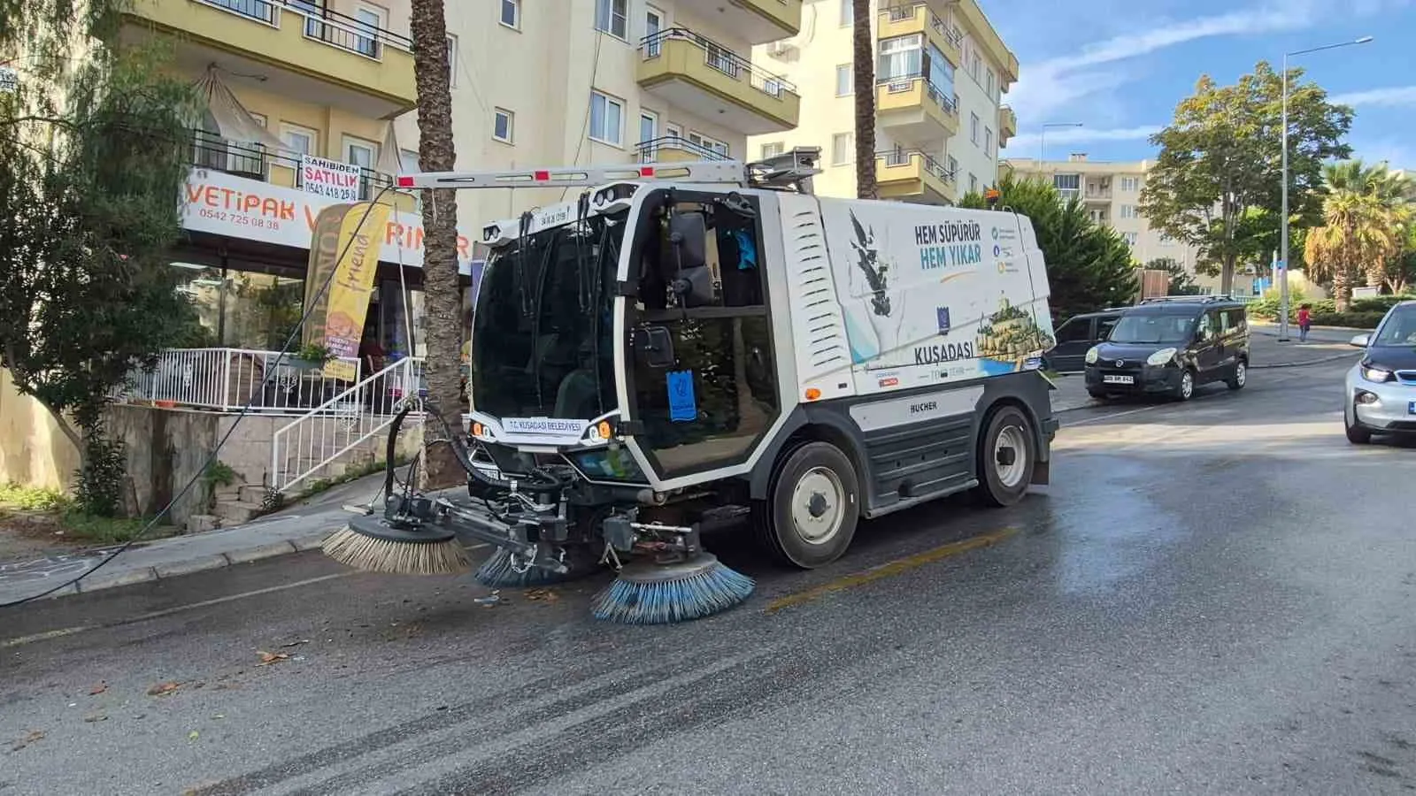 Kuşadası sokaklarında temizlik mesaisi: Küçük dev iş başında
