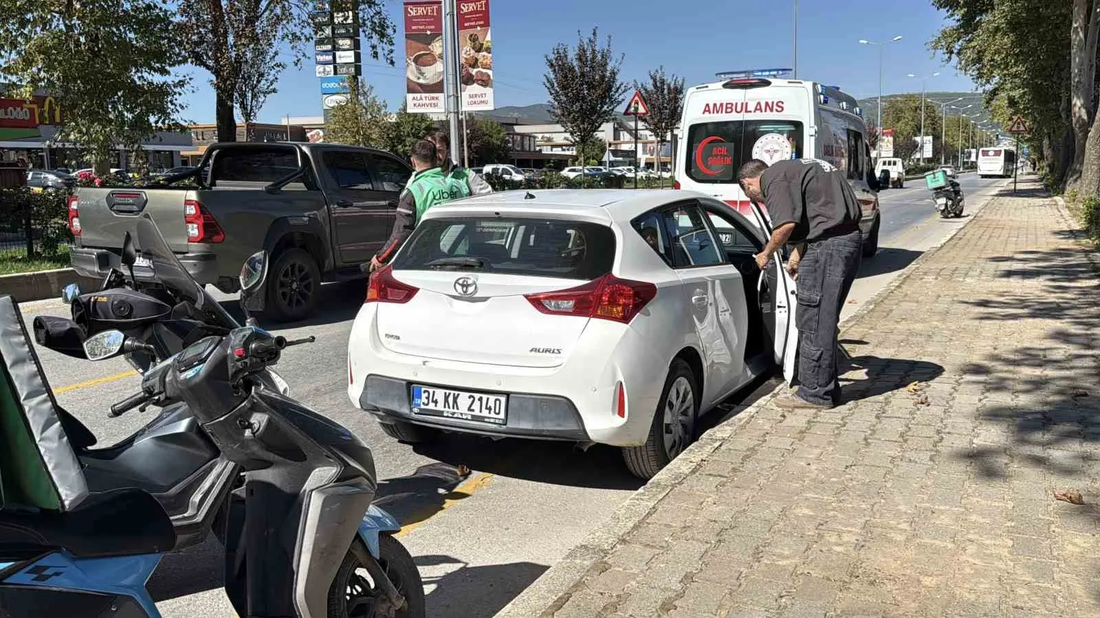Menteşe’de dikkatsizlik pahalıya patladı: Kurye çarpışmanın şiddetiyle savruldu