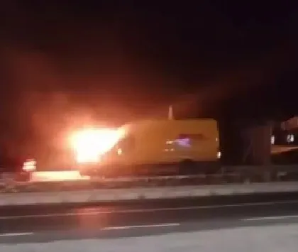 Denizli trafiğinde yürekleri ağza getiren yangın: Kargo aracı küle dönmekten son anda kurtuldu
