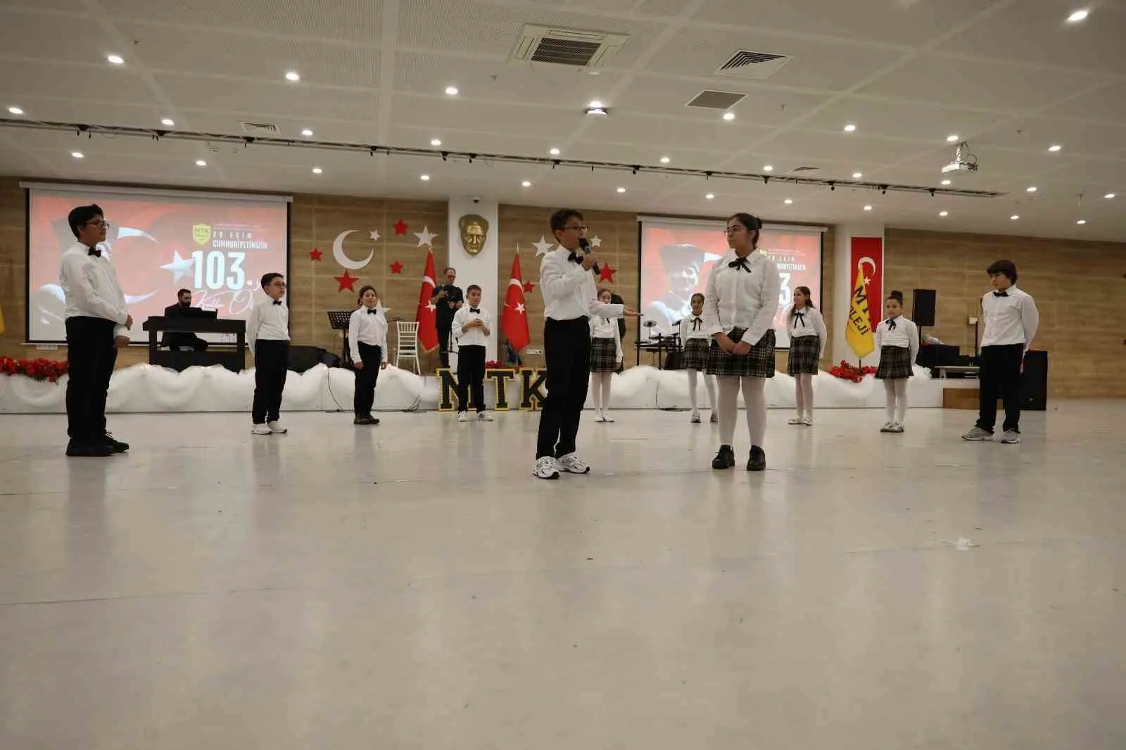 MTK Koleji’nde Cumhuriyet coşkusu: Sahne performansları büyüledi