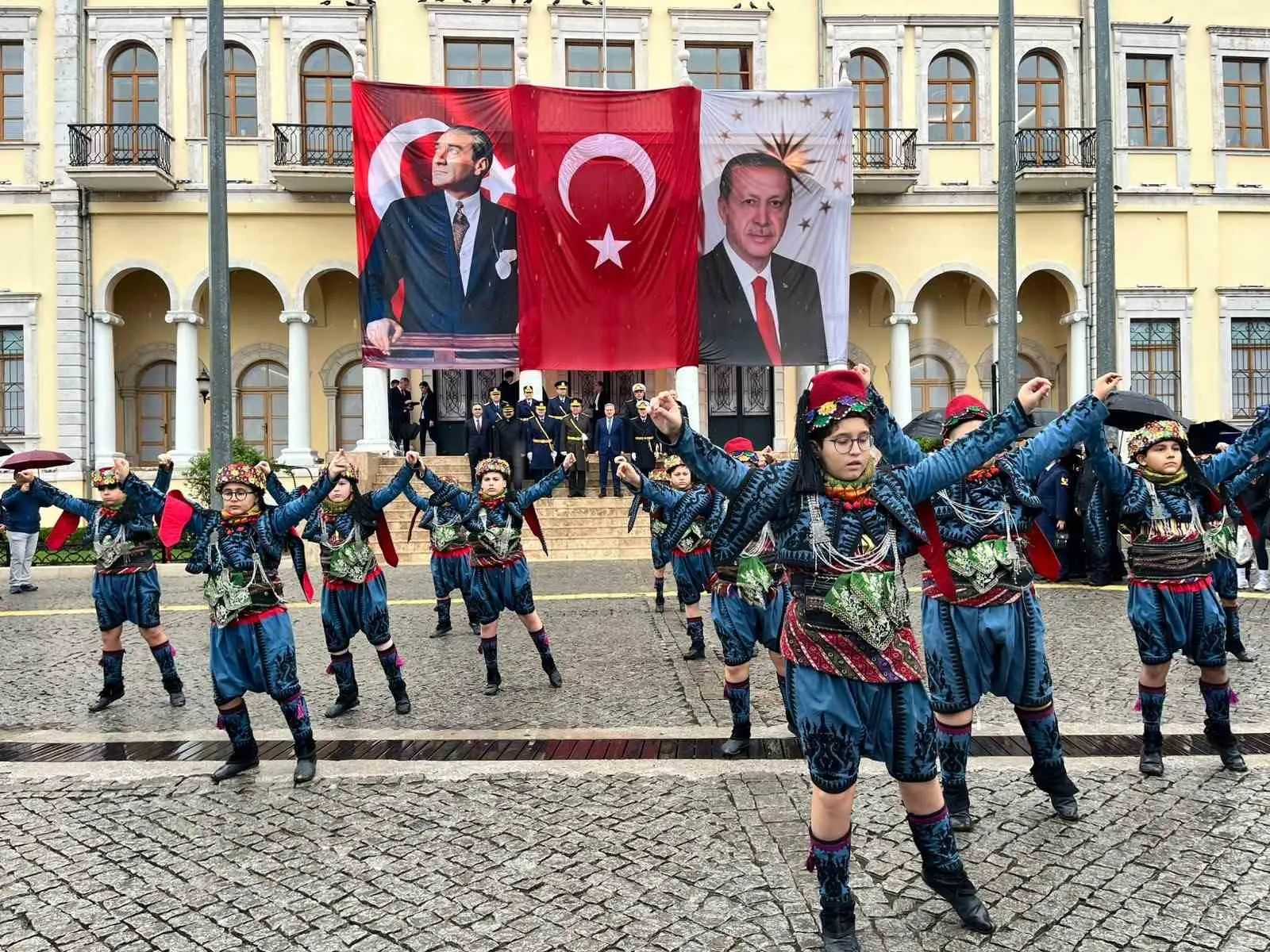 İzmir'in kalbinde dokunan Cumhuriyet mirası: Şanlı bayrak teslim töreniyle taçlandı