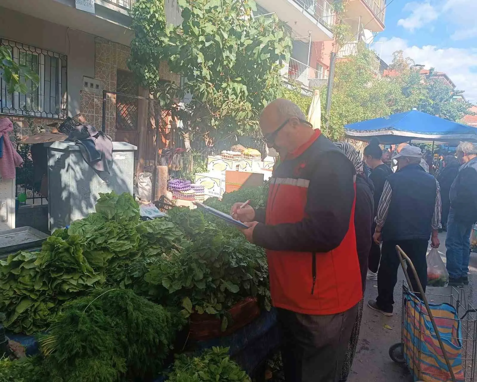 Uşaklı üreticinin ve tüketicinin gözü pazarda: Fiyatlar dijital sisteme işleniyor