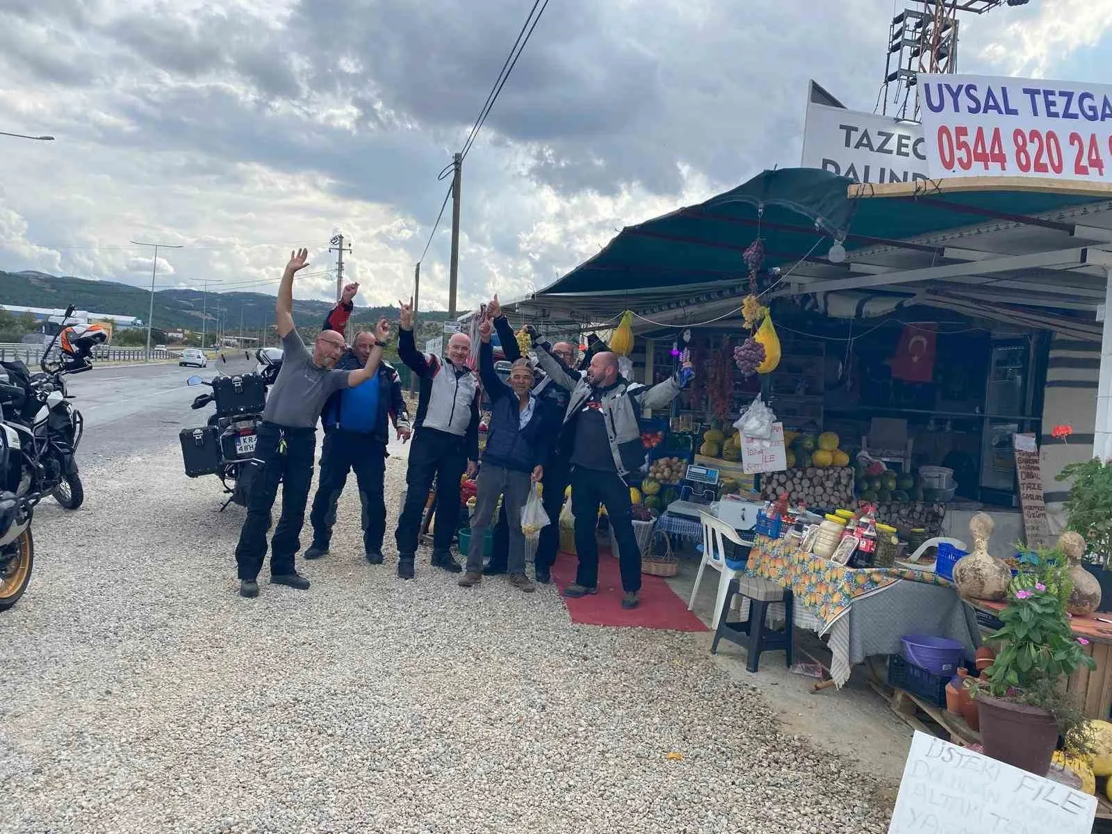Manisa yolunda lezzet molası: Polonyalı motosikletçiler bağdan sofraya uzanan geleneği keşfetti