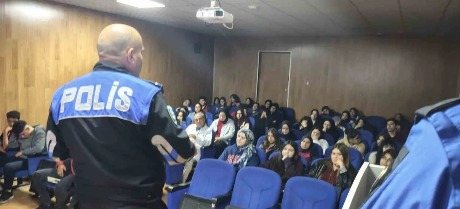 Gençlere emniyetten hayat kurtaran ders: Siber dünyadan 112'ye kadar kritik uyarılar