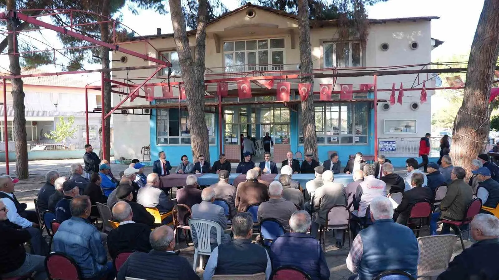Salihli'de çözüm odaklı ziyaret: Kaymakam Güldoğan mahalle sakinlerini dinledi