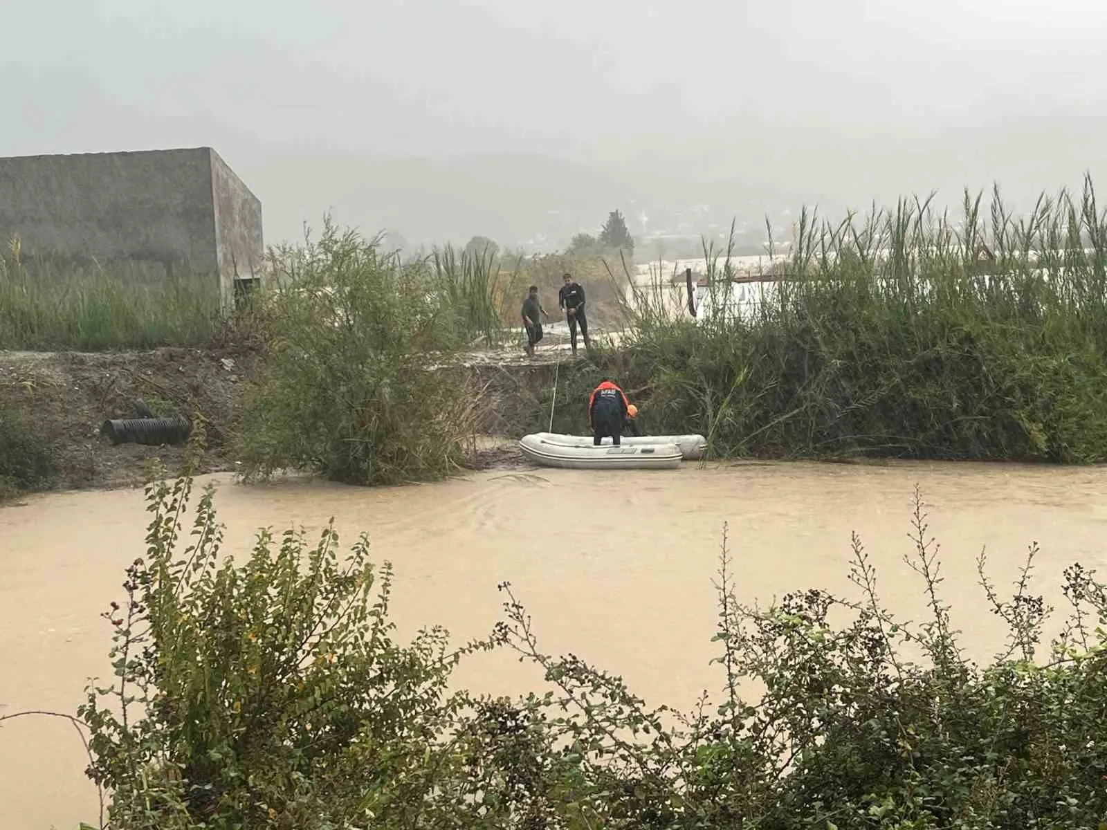 Dalaman'da doğa alarm verdi: Taşkın suları hayatı durdurdu
