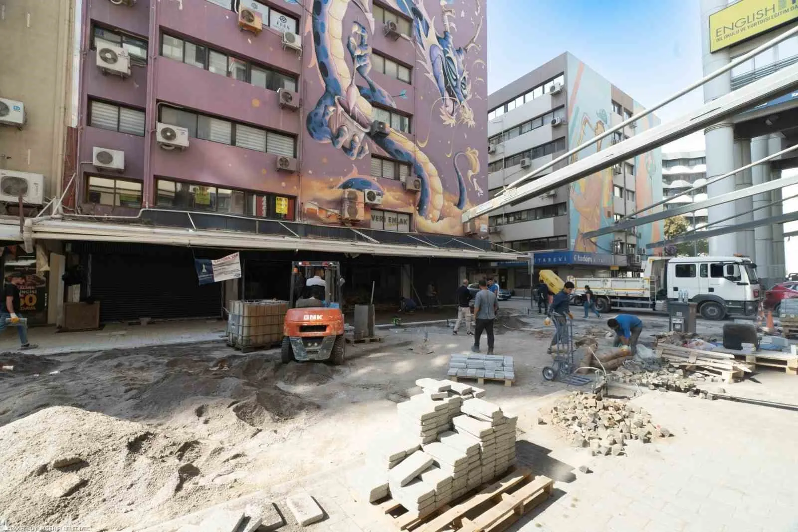 Alsancak'ta hummalı çalışma: Kıbrıs Şehitleri Caddesi baştan aşağı yenileniyor