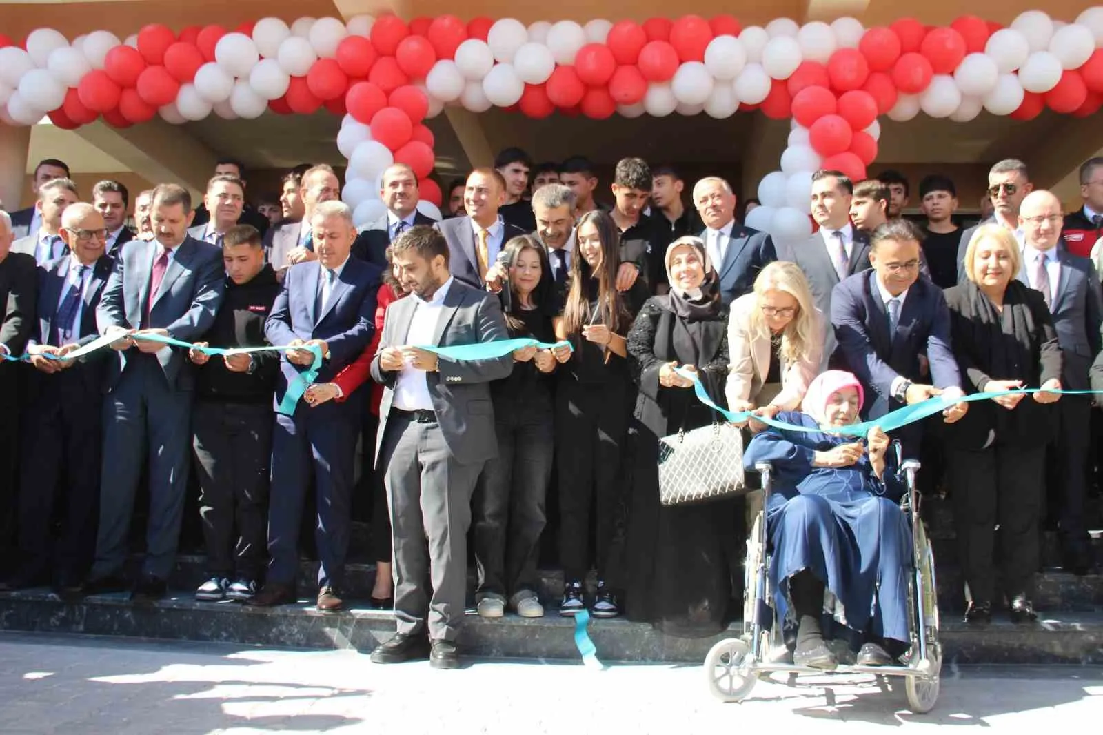 Bakan Tekin'den İzmir'de eğitimde dönüşüm mesajı: Sınıf mevcutları 20'li rakamlara indi