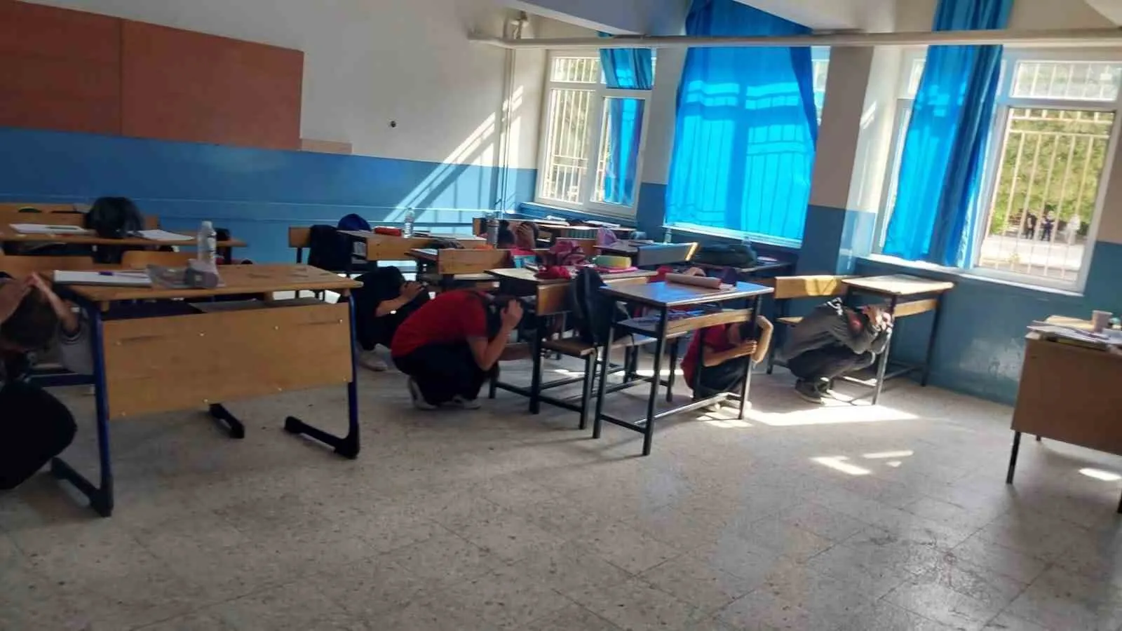 Sarıgöl'de deprem provası: Öğrenciler saniyelerle yarıştı