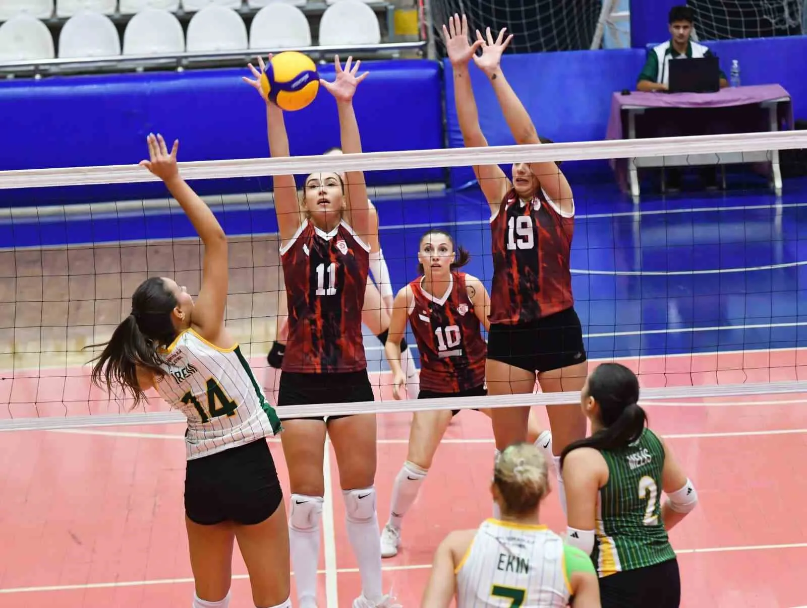 Yunusemre Belediyespor'dan Atatürk Spor Salonu'nda muazzam diriliş