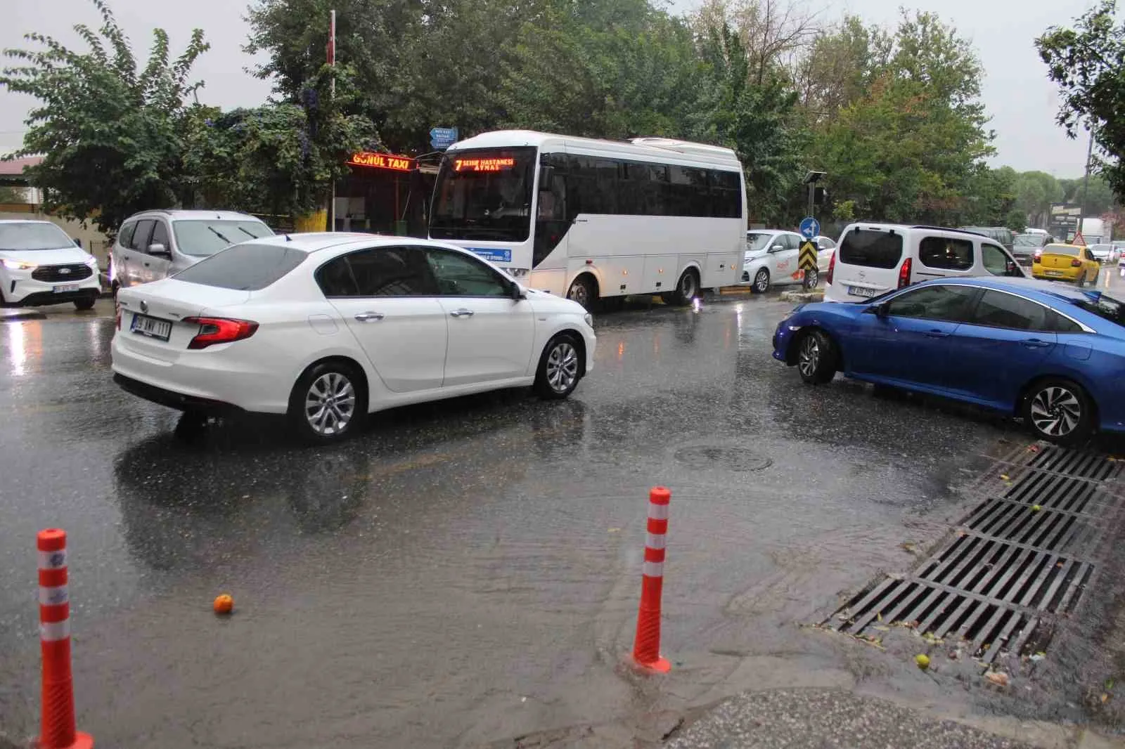 Efeler'de aniden bastıran yağmur hayatı olumsuz etkiledi