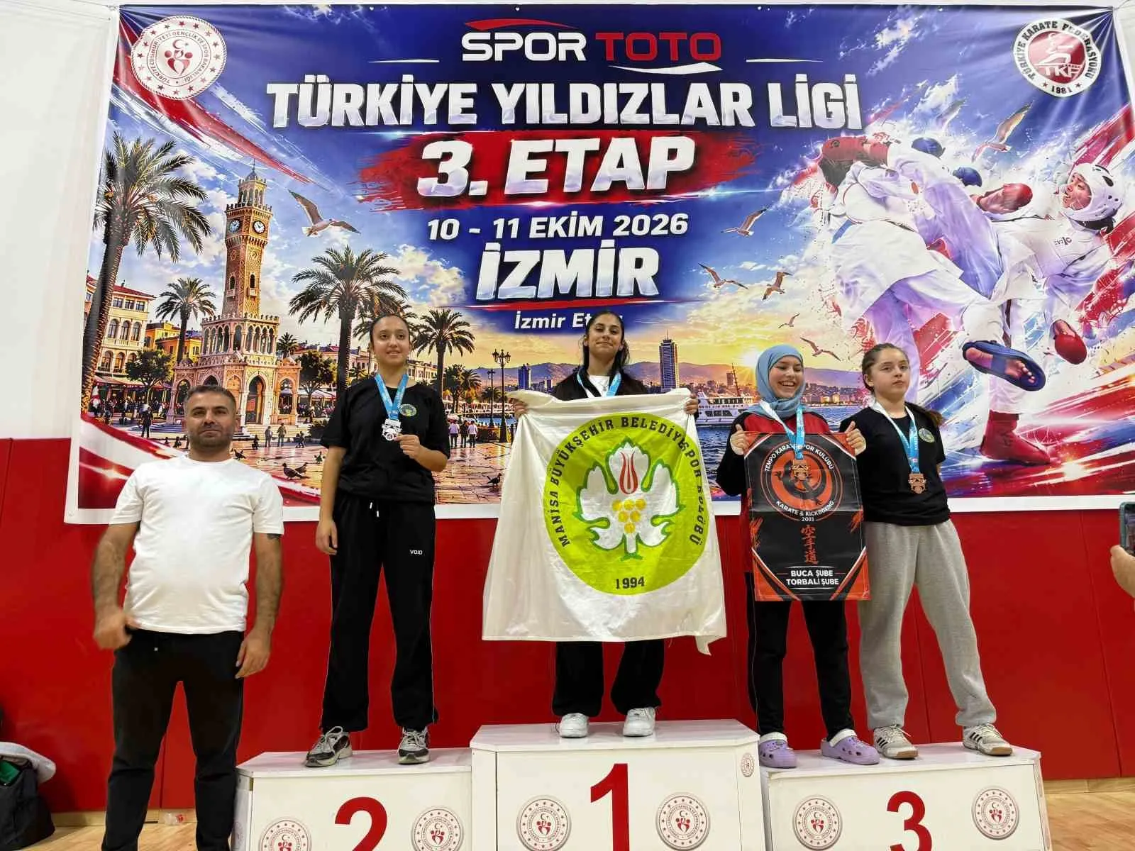 Karatecilerden İzmir çıkarması: Manisa BBSK bölge şampiyonu oldu