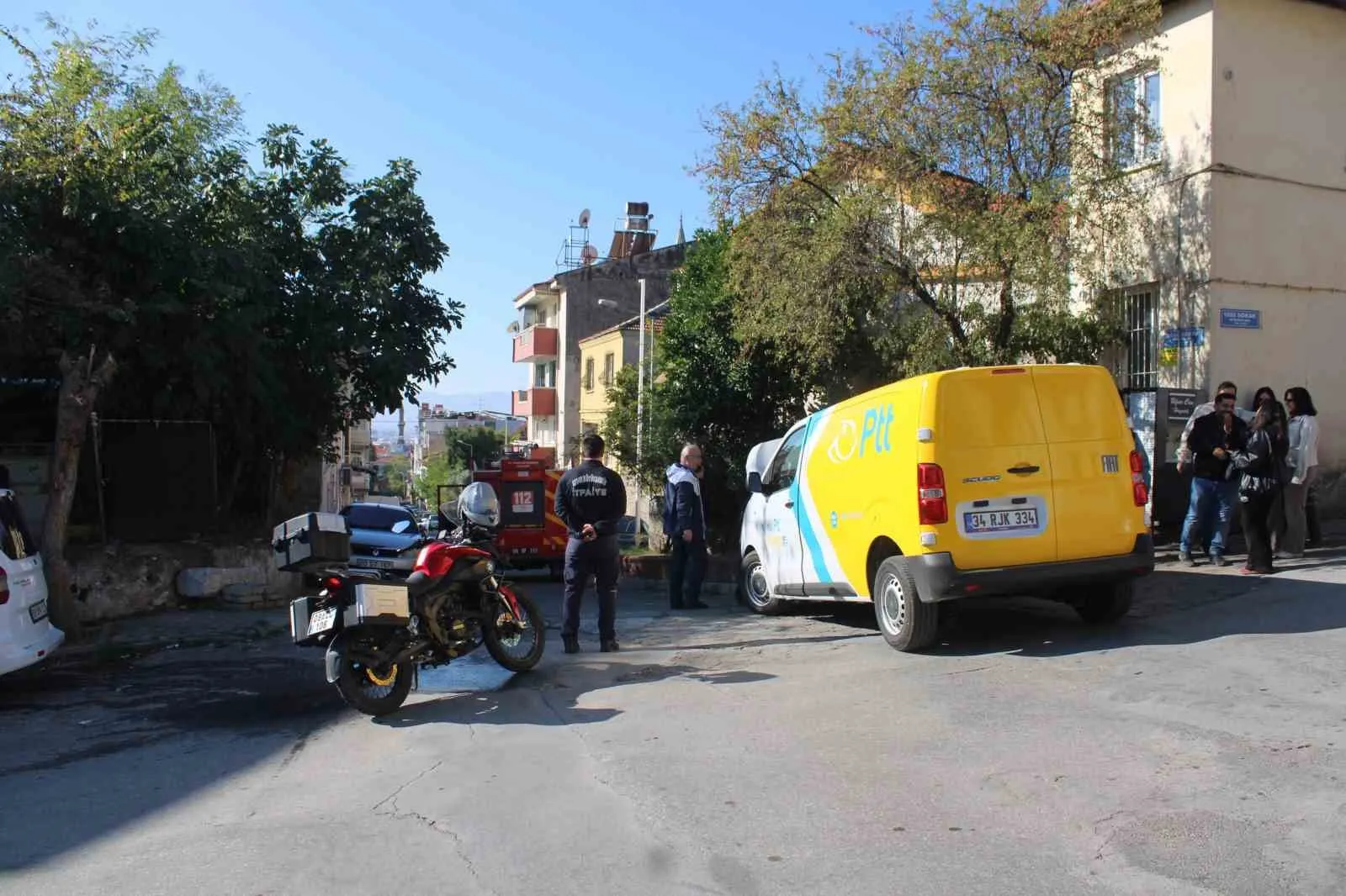 Efeler'de nakliye aracında duman alarmı: Para dolu kamyonet güvenli bölgeye çekildi