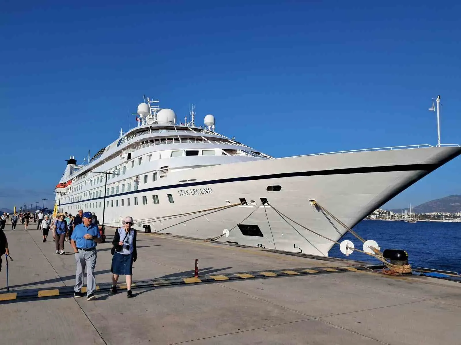 Ege'nin incisi lüks misafirlerini ağırladı: Dev kruvaziyer Bodrum limanına demirledi