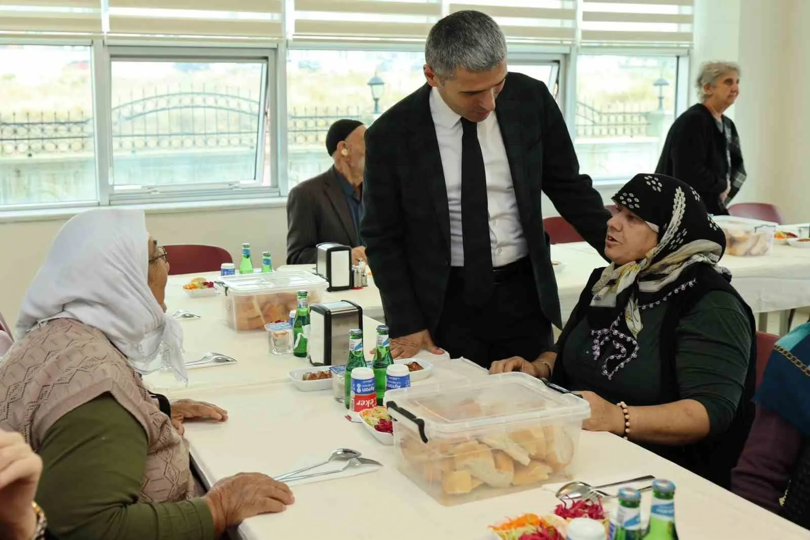Vali Aktaş'tan huzurevi sakinlerine anlamlı ziyaret: Çınarların sofrasına konuk oldu